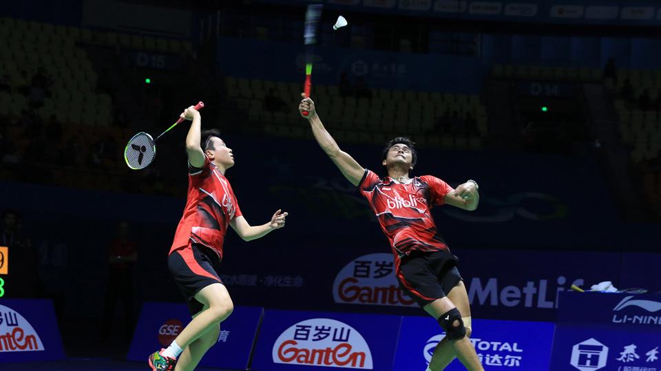 Ganda campuran Indonesia, Tontowi Ahmad/Liliyana Natsir mengembalikan kok ke arah pasangan Korea, Choi Sol-gyu/Chae Yoo-jung.